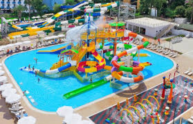Enfants jouant dans le parc aquatique Aqua Fun de Marrakech